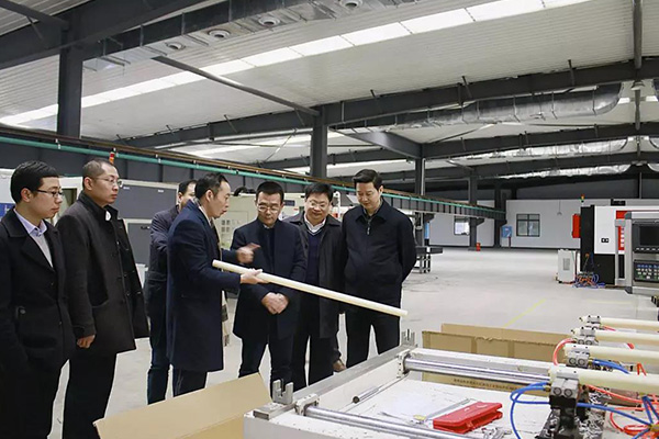 比亞迪股份有限公司副總裁劉煥明、株洲市高新區(qū)管委會副主任馬立恒、統(tǒng)戰(zhàn)部長周玉智等領(lǐng)導(dǎo)一行蒞臨我司 指導(dǎo)工作